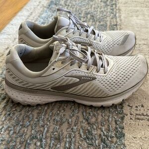 BROOKS ghost running sneakers size 9
